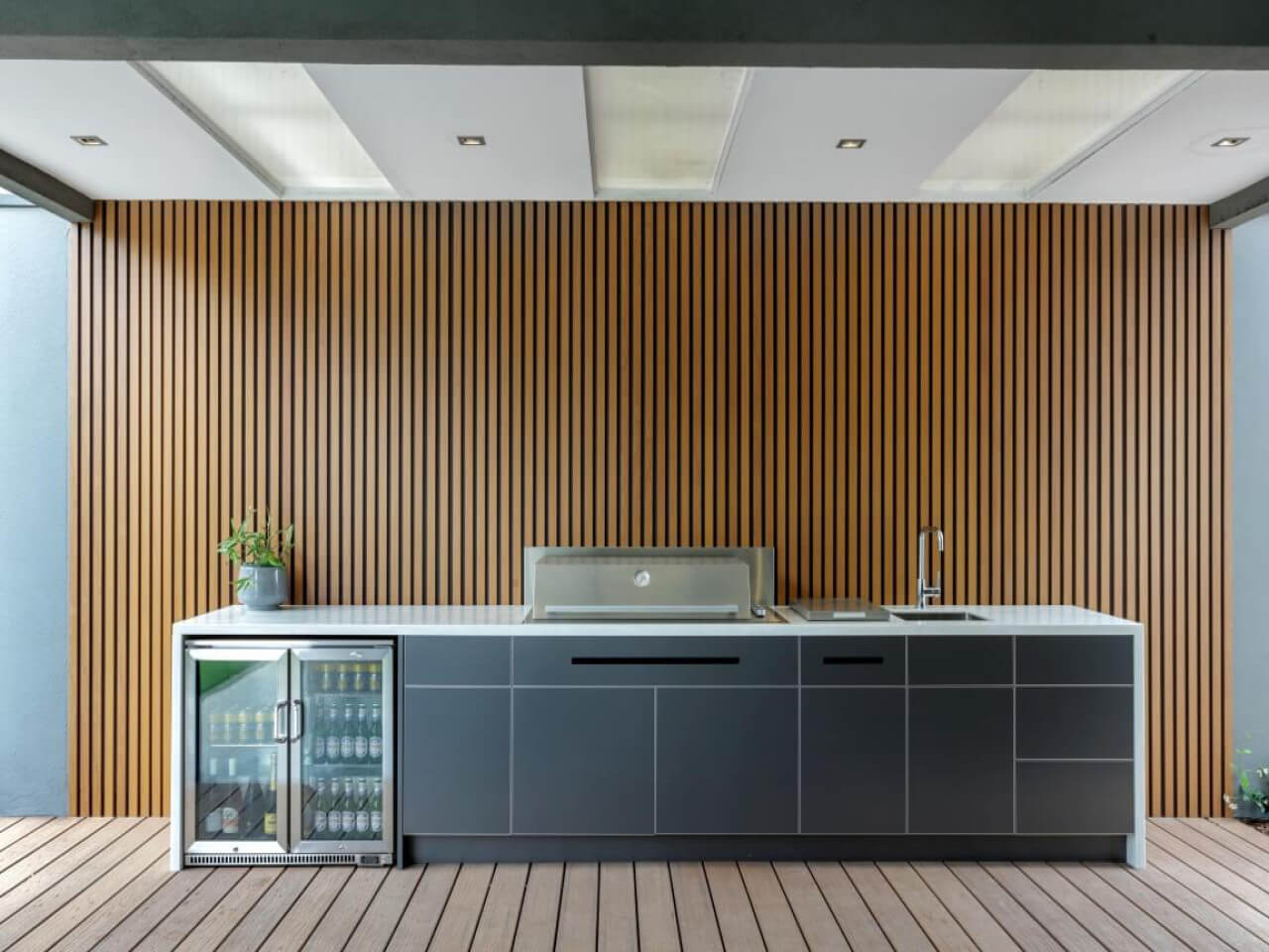 Pros and Cons Covered vs Uncovered Outdoor Kitchens